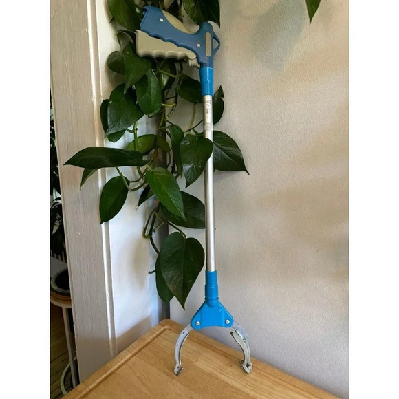 Handheld Pick Up Reacher Tool - Picture 1 of 9